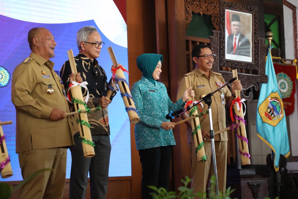 Pj Gubernur Jawa Tengah Nana Sudjana saat memberikan arahan kepada TP PKK kabupaten/kota se Jawa Tengah di Pendapa Kabupaten Pati, Senin (6/11/2023). (Dok/Kominfo Jawa Tengah)