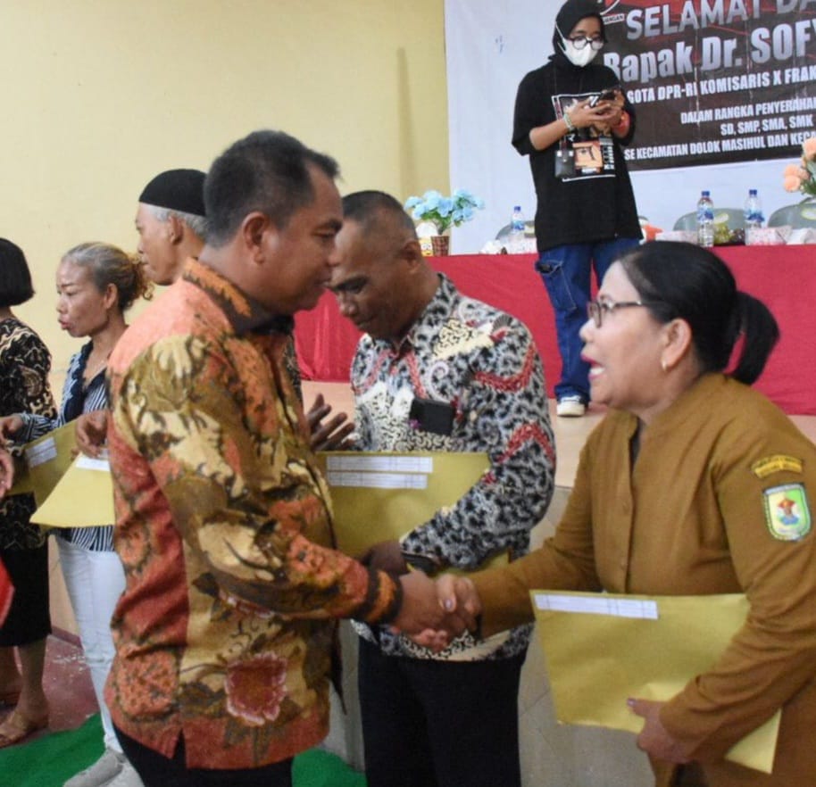 Bupati Sergai H Darma Wijaya saat menyerahkan SK PIP se Kecamatan Dolok Masihul dan Bintang Bayu di Gedung Serbaguna Perkebunan Havea, Kecamatan Dolok Masihul, Senin (6/11/2023). (Dok/Kominfo Sergai)