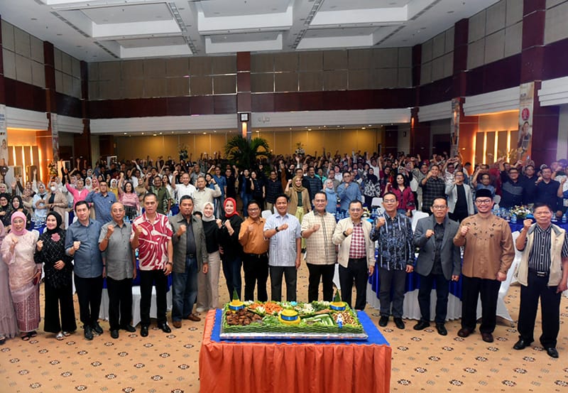 Pj Gubernur Sumut Dr Hassanudin foto bersama dengan lainnya saat menghadiri Gathering and Ceremony Puncak Acara HUT ke-62 Bank Sumut di Ballroom Lantai 10, Kantor Bank Sumut, Jalan Imam Bonjol Nomor 18 Medan, Sabtu (4/11/2023) malam. (Dok/Kominfo Sumut)