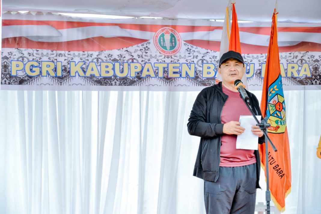 Bupati Batubara Ir H Zahir MAP memberi kata sambutan di acara peringatan HUT ke-78 PGRI dan HGN tahun 2023, Selasa (14/11/2023). (Dok/Kominfo Batubara)