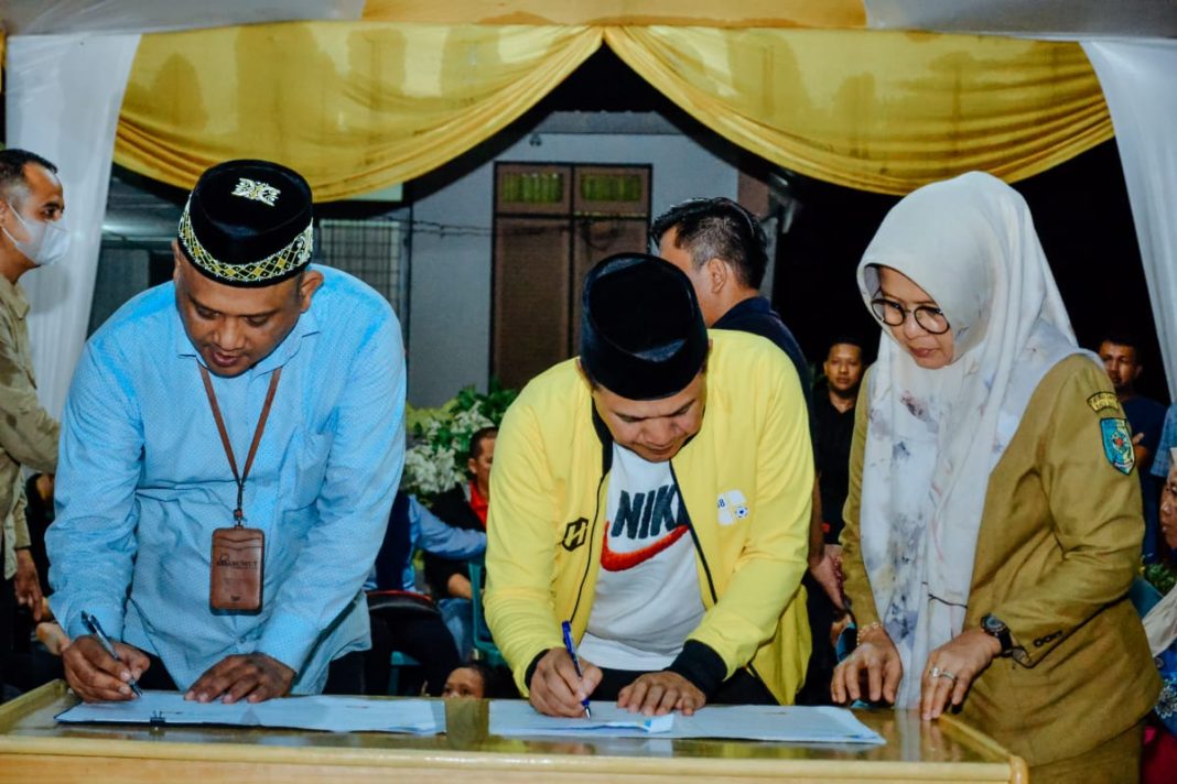 Penandatanganan MoU antara Bupati Zahir dengan Kepala Cabang PT Bank Sumut Lima Puluh Teddy dilakukan saat Bupati Zahir melakukan kegiatan Bupades di Desa Mangkai Baru, Kecamatan Lima Puluh, Senin (20/11/2023) malam. (Dok/Kominfo Batubara)