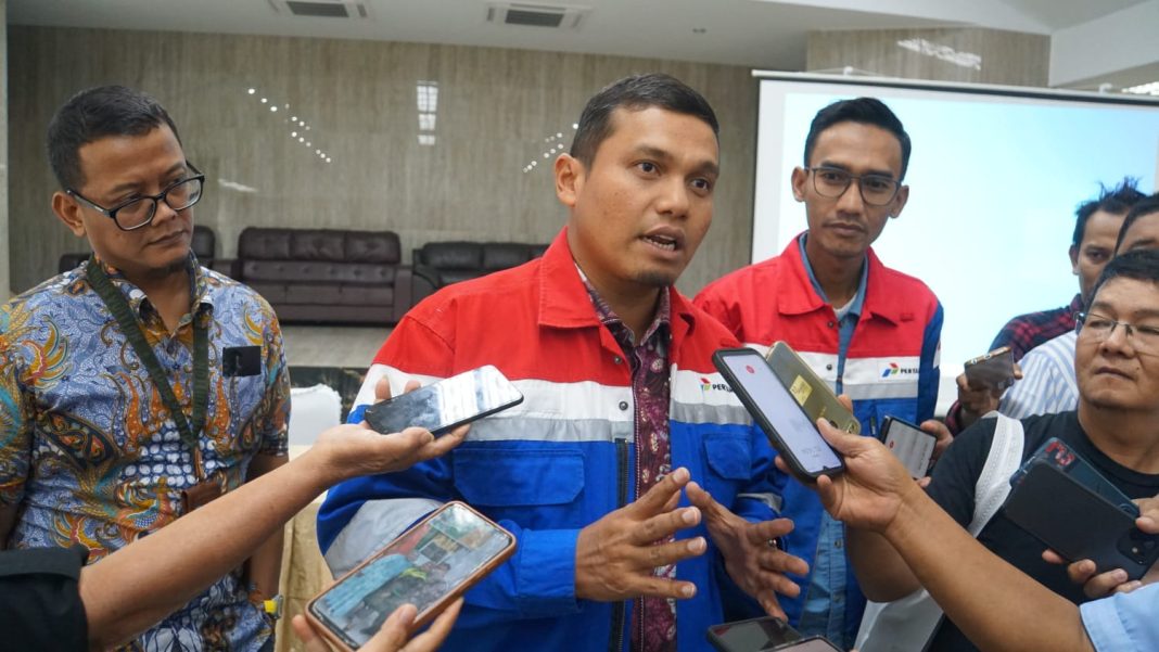 Executive General Manager Pertamina Patra Niaga Regional Sumbagut, Freddy Anwar di Kantor Pertamina Patra Niaga Regional Sumbagut, Medan memberikan keterangan kepada wartawan terkait penyelenggarakan Simulasi OKD Level I IT Dumai dan Regional Sumbagut, Rabu (8/11/2023). (Dok/Pertamina)