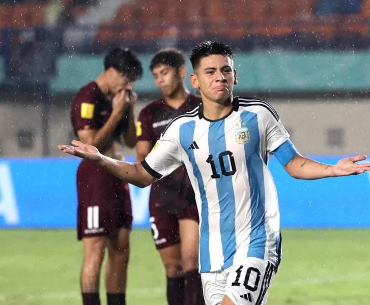 Pemain Timnas Argentina U-17, Claudio Echeverri melakukan selebrasi setelah mencetak gol ketiga timnya ke gawang Timnas Venezuela U-17 pada laga 16 besar Piala Dunia U-17 2023 di Stadion Si Jalak Harupat, Bandung, Selasa (21/11/2023).