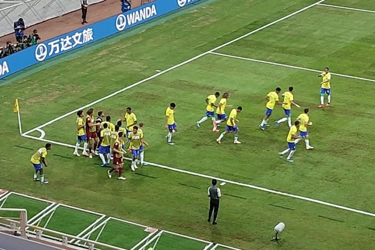 Pemain Brazil merayakan gol yang dicetak dalam laga melawan Kaledonia Baru di Grup C Piala Dunia U-17 2023, di JIS, Selasa (14/11/2023).