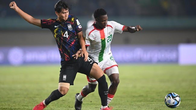 Pesepak bola Timnas Korea Selatan Yugeon Kim (kiri) berebut bola dengan pesepak bola Timnas Burkina Faso Souleymane Alio (kanan) saat penyisihan Grup E Piala Dunia U-17 2023 di Stadion Si Jalak Harupat, Kabupaten Bandung, Jawa Barat, Sabtu (18/11/2023).