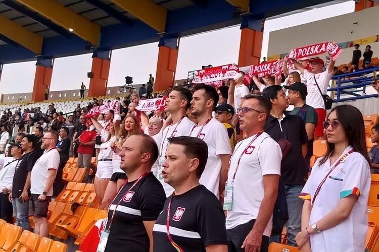 Suporter Polandia yang hadir langsung menyaksikan laga perdana Grup D Piala Dunia U-17 2023 melawan Jepang di Stadion Si Jalak Harupat, Kabupaten Bandung, Sabtu (11/11/2023) sore WIB.