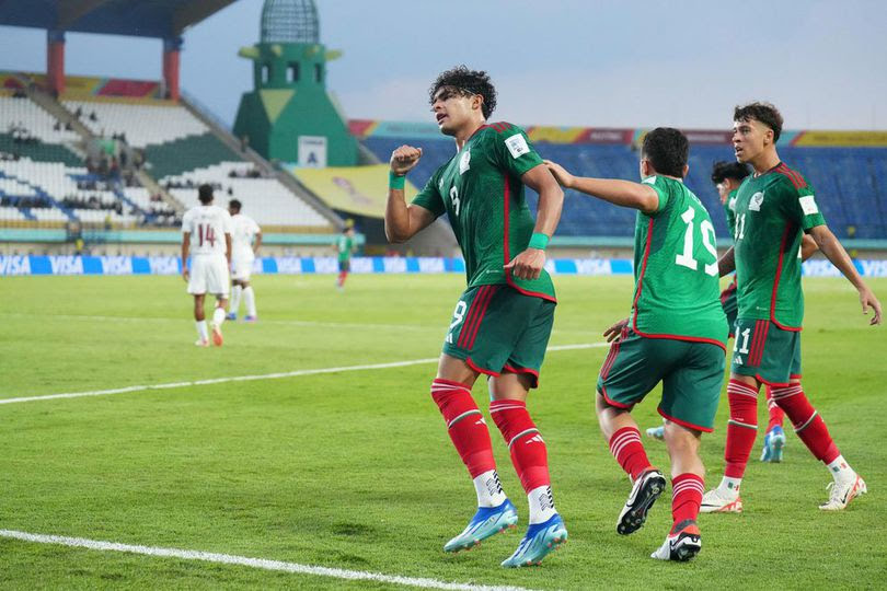 Skuad Timnas Meksiko U-17 merayakan gol Stephano Carrillo ke gawang Venezuela U-17 di match day 2 Grup F Piala Dunia U-17 2023 di Stadion Si Jalak Harupat, Bandung, Rabu (15/11/2023).