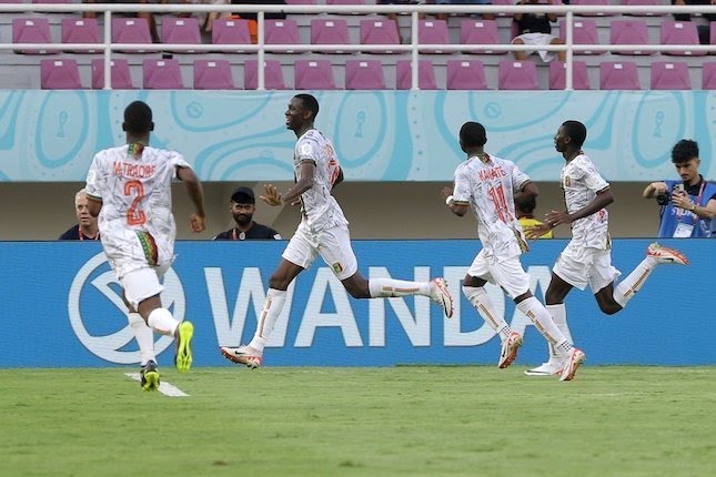 Timnas Mali U-17 merayakan gol Mamadou Doumbia (kedua dari kiri) ke gawang Uzbekistan U-17 di matchday 1 Grup B Piala Dunia U-17 2023 di Stadion Manahan, Solo, Jumat (10/11/2023) sore WIB.