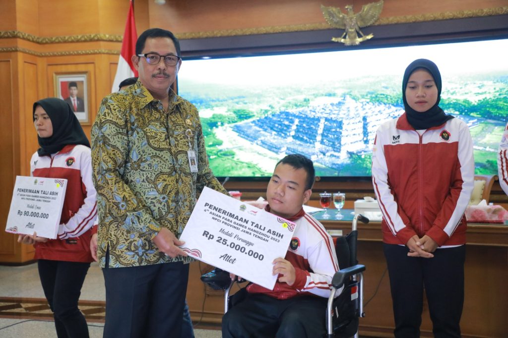 Pj Gubernur Jawa Tengah Nana Sudjana memberikan tali asih kepada atlet dan pelatih, di Kantor Gubernur Jawa Tengah, Selasa (7/11/2023). (Dok/Kominfo Jawa Tengah)