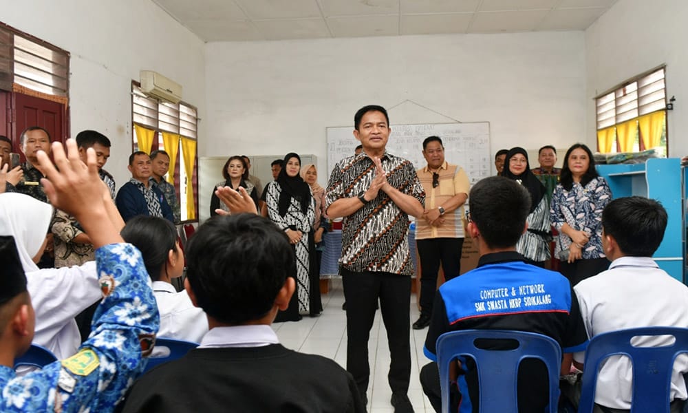 Pj Gubernur Sumut Dr Hassanudin di hadapan puluhan anak-anak di Panti Asuhan, UPT Pelayanan Sosial Anak, Dinas Sosial Sumut, Sidikalang, Jalan Olahraga, Belang Malum, Kecamatan Sidikalang, Kabupaten Dairi, Kamis (2/11/2023). (Dok/Kominfo Sumut)