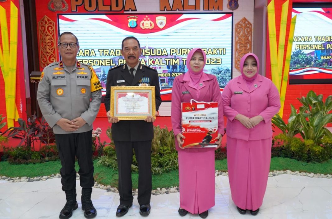 Polda Kaltim menggelar tradisi Wisuda Purna Bakti, sebagai tanda penghormatan bagi para purnawirawan yang selama ini telah sepenuh hati mengabdikan dirinya sebagai anggota Polri, Rabu (15/11/2023).