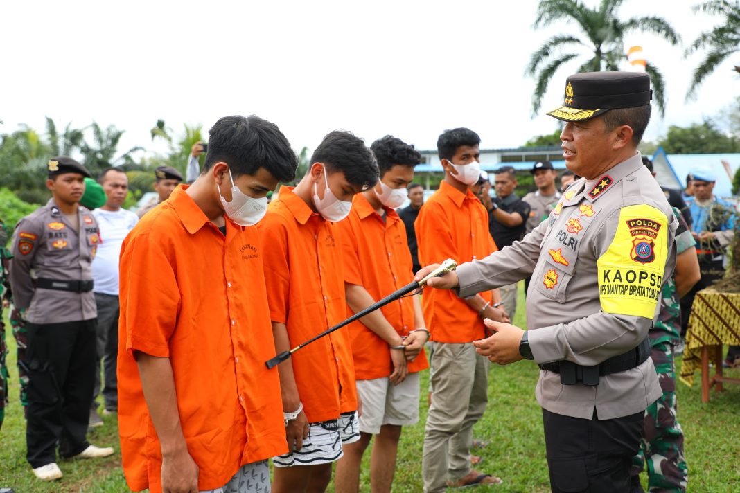 Kapolda Sumut Irjen Pol Agunf Setya Imam Effendi mengintrogasi para pelaku, Sabtu (11/11/2023). (Dok/Polda Sumut)