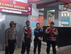 Personel Sat Samapta Polres Binjai bertukar informasi dengan petugas sekuriti pada salah satu lokasi objek vital di Kota Binjai, Senin (6/11/2023).