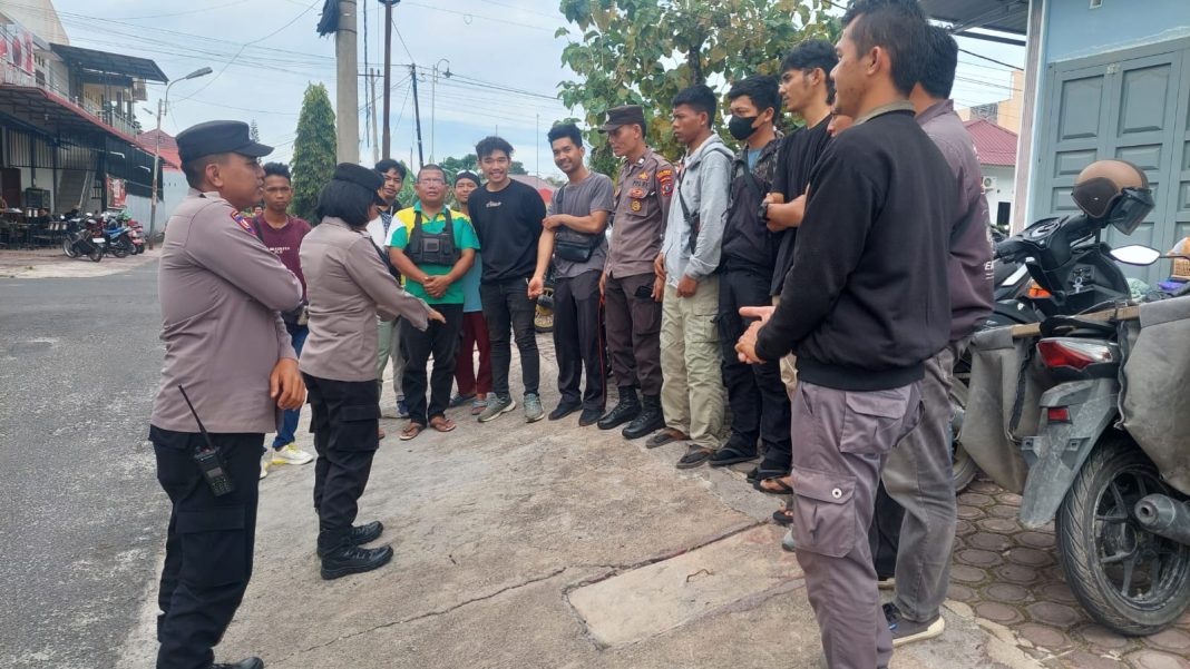 KBO Sat Binmas Polres Pematangsiantar Iptu Nana Sandra saat melaksanakan kegiatan pembinaan dan penyuluhan bahaya narkoba di Gudang Shope Expres Base Jalan Parsoburan, Kelurahan Suka Maju, Kecamatan Siantar Marihat, Rabu (8/11/2023). (Dok/Humas Polres Pematangsiantar)