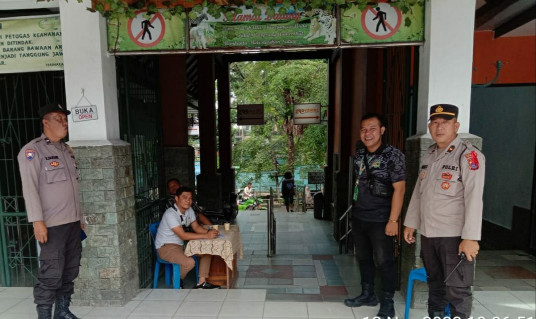 Petugas Polsek Siantar Barat saat melaksanakan patroli di Taman Hewan Jalan Gunung Simanuk-manuk, Kelurahan Teladan, Kecamatan Siantar Barat, Minggu (12/11/2023). (Dok/Humas Polres Pematangsiantar)