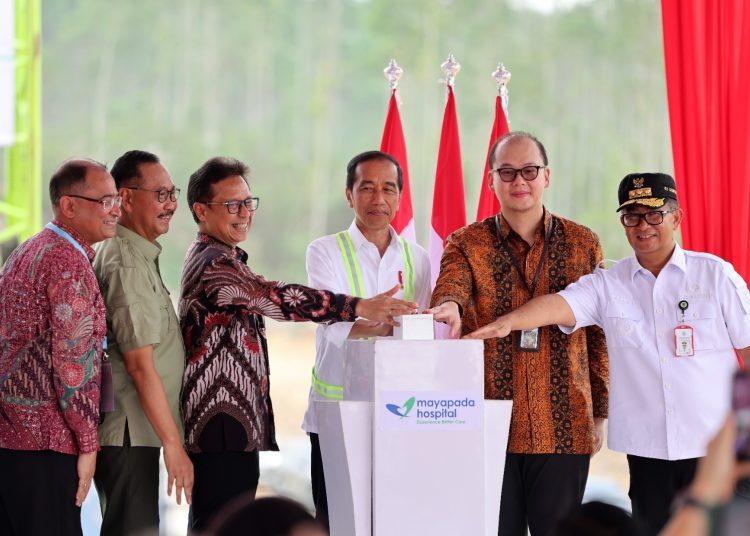 Presiden Joko Widodo didampingi Menteri Kesehatan Budi G Sadikin meletakkan batu pertama (ground breaking) pembangunan Mayapada Hospital Nusantara (MHNS), Rabu (31/10/2023). (Dok/Kemenkes RI)