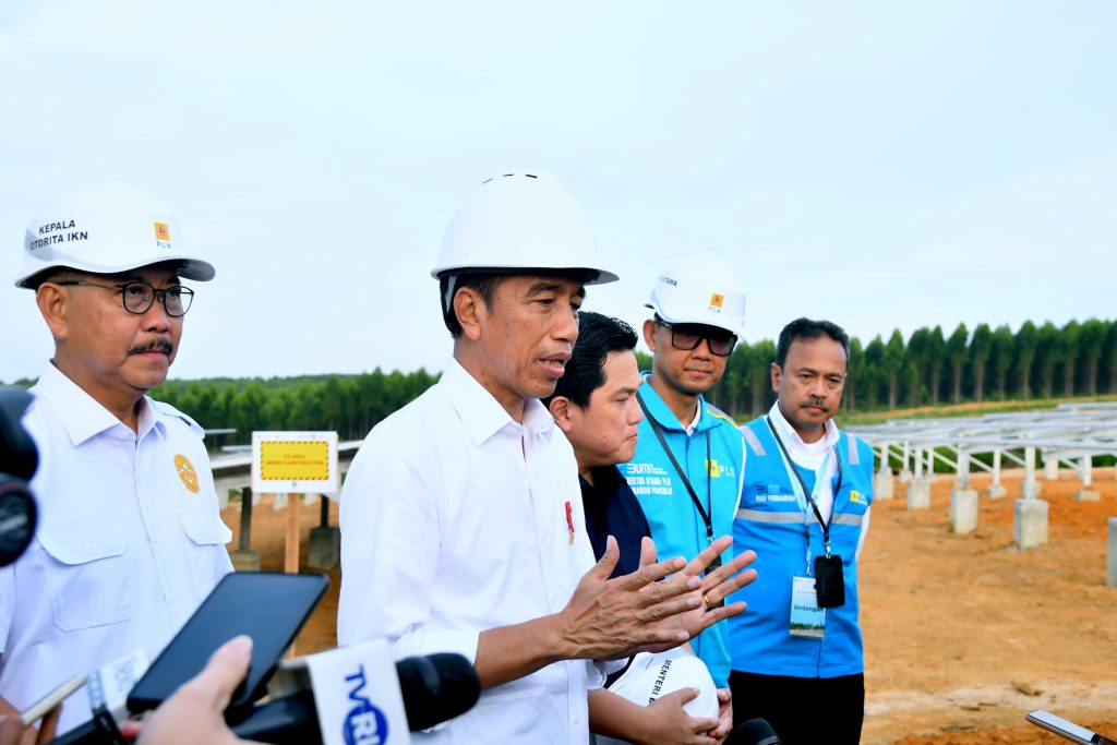 Presiden Jokowi memberikan keterangan pers usai melakukan peletakan batu pertama pembangunan PLTS di kawasan IKN, Kaltim, Kamis (2/11/2023). (Dok/BPMI Setpres)