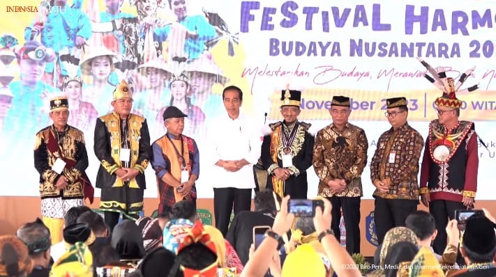 Presiden Jokowi saat menghadiri Festival Harmoni Budaya Nusantara di Lapangan Taruna, Sepaku, Kabupaten Penajam Paser Utara, Kalimantan Timur, Jumat (3/11/2023) pagi.