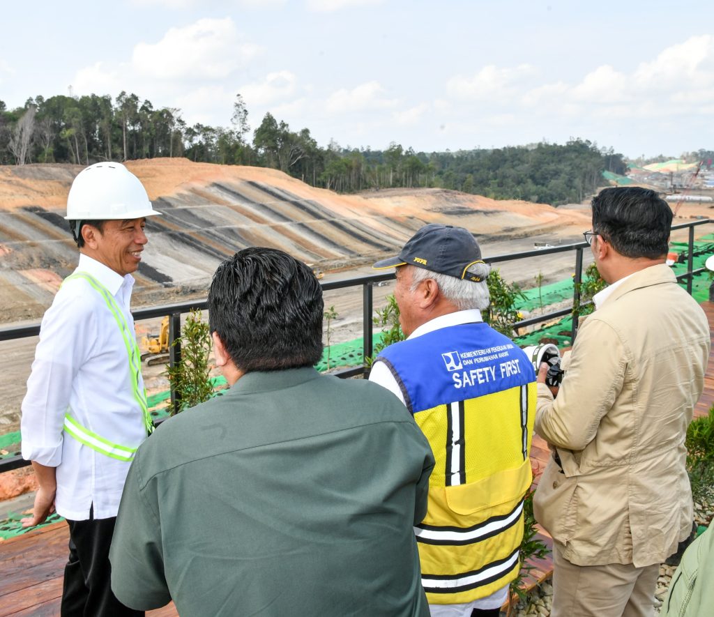 Presiden dan Rombongan Meninjau Proyek Jalan Tol IKN, Rabu (1/11/2023). (Dok/BPMI Setpres)