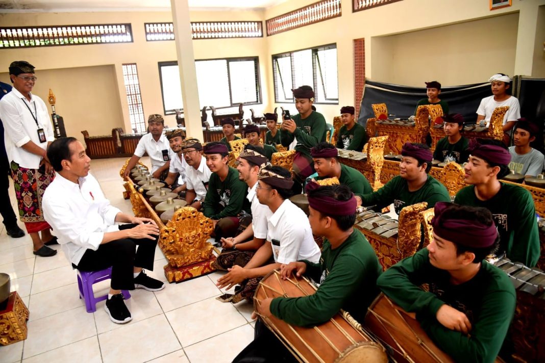 Presiden Joko Widodo bertemu para siswa di SMKN 3 Sukawati, Kabupaten Gianyar, Provinsi Bali, Selasa (31/10/2023). (Dok/BPMI Setpres)