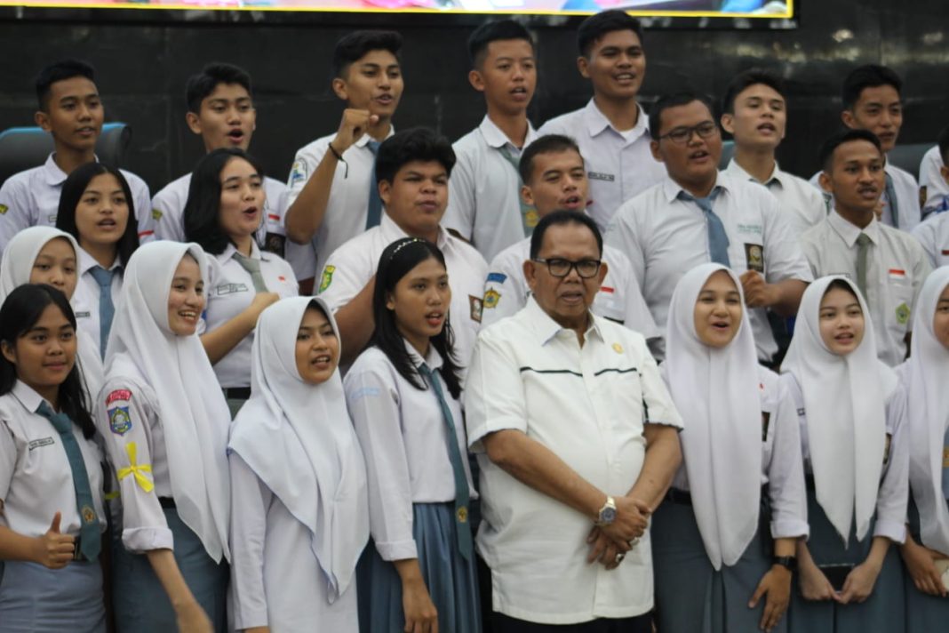 Ketua DPRD Sumut Drs Baskami Ginting foto bersama dengan siswa/siswi dari berbagai SMA di Medan seusai menggelar sidang 