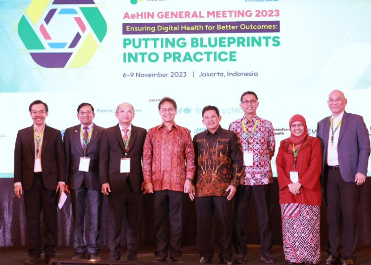 Menkes RI Budi G Sadikin foto bersama lainnya usai membuka acara AeHIN General Meeting 2023 di Jakarta, Selasa (7/11/2023). (Dok/Kemenkes RI)