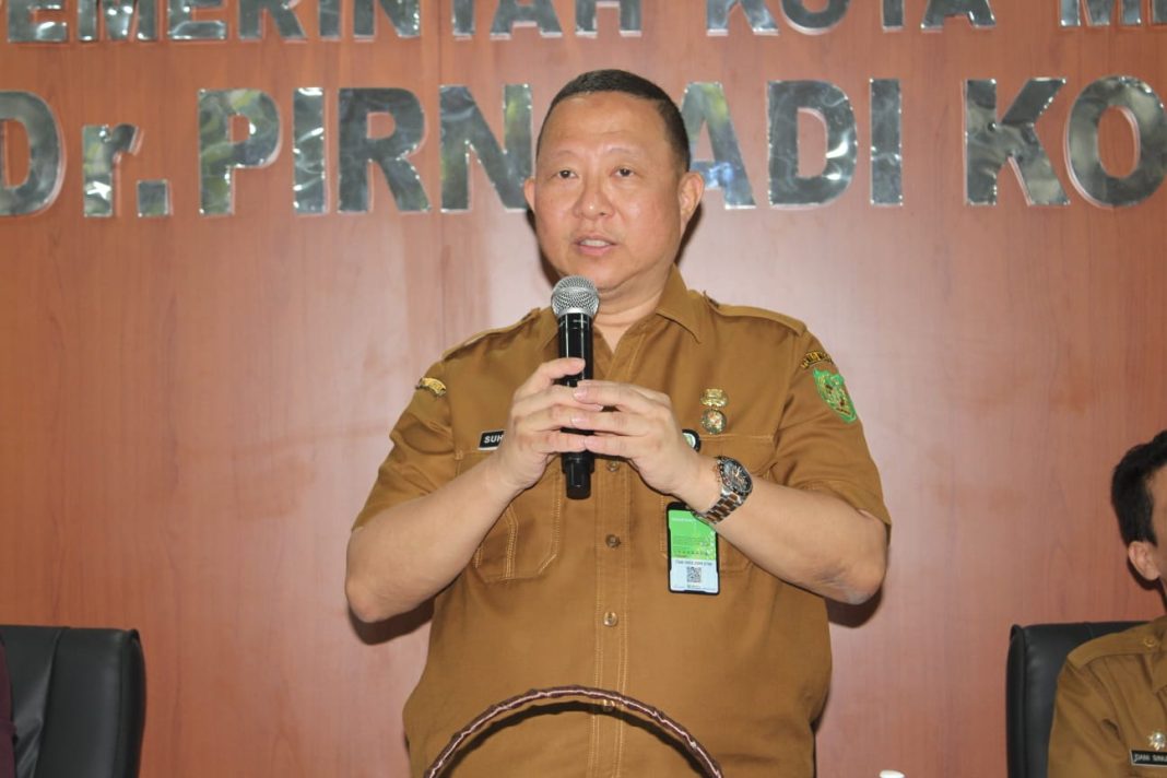 Direktur RSUD Dr Pirngadi Kota Medan dr Suhartono SpPD SubspHOM (K) Finasim memberikan kata sambutan saat membuka pelatihan keperawatan intensif dasar, Senin (13/11/2023). (Dok/Humas RS Pirngadi)