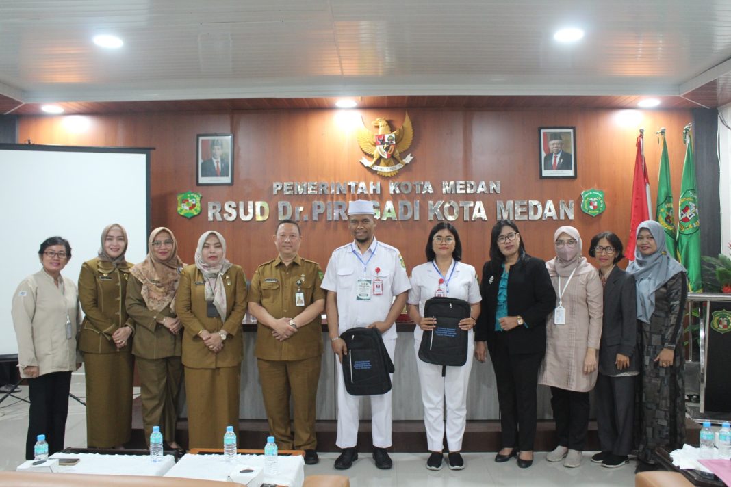 Direktur RSUD Dr Pirngadi Kota Medan dr Suhartono SpPD Subsp HOM (K) FINASIM didampingi Wadir SDM dan Pendidikan RSUD Dr Pirngadi Medan Rina Amelia SPsi MPsi dan lainnya foto bersama usai membuka pelatihan manajemen keperawatan yang digelar di Ruang Rapat II RSUD Dr Pirngadi Kota Medan, Selasa (21/11/2023). (Dok/RSUD Dr Pirngadi Medan)