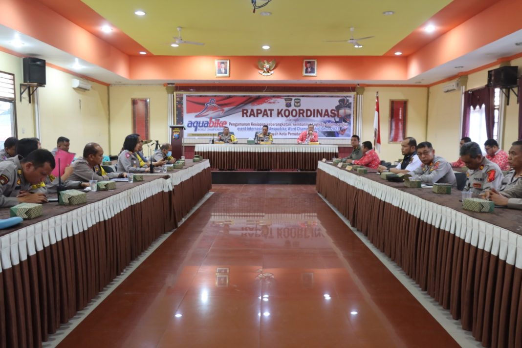 Kapolres Pematangsiantar AKBP Yogen Heroes Baruno memimpin rapat koordinasi bersama Pemko Pematangsiantar dalam rangka pengamanan kesiapan melintasnya logistik Event Internasional Aquabike World Championship 2023 di Aula Polres Pematangsiantar, Kamis (9/11/2023). (Dok/Humas Polres Pematangsiantar)