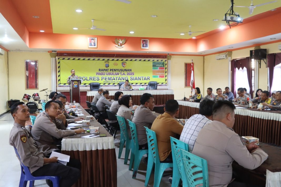 Kapolres Pematangsiantar AKBP Yogen Heroes Baruno memimpin rapat penyusunan pagu usulan tahun anggaran 2025 bertempat di Aula Polres Pematangsiantar, Rabu (8/11/2023). (Dok/Humas Polres Pematangsiantar)