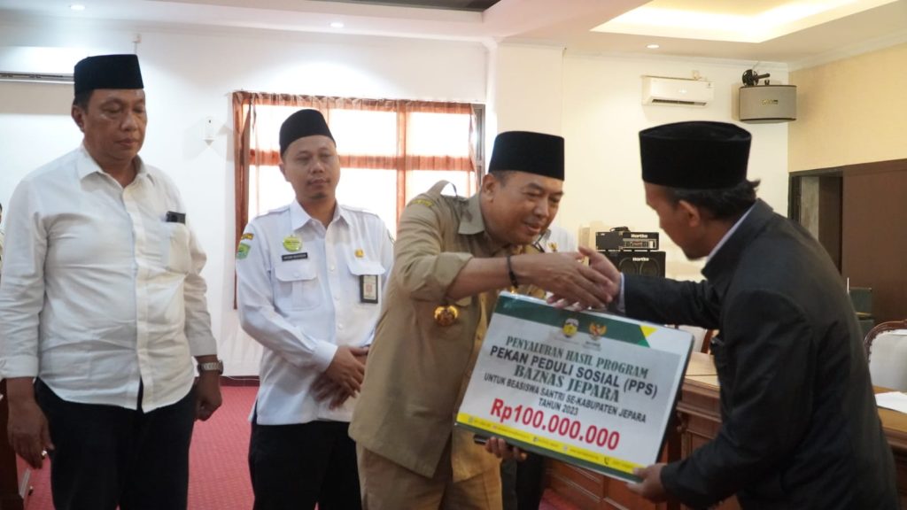 Penyerahan beasiswa di Aula OPD bersama, Senin (6/11/2023). (Dok/Kominfo Jepara)