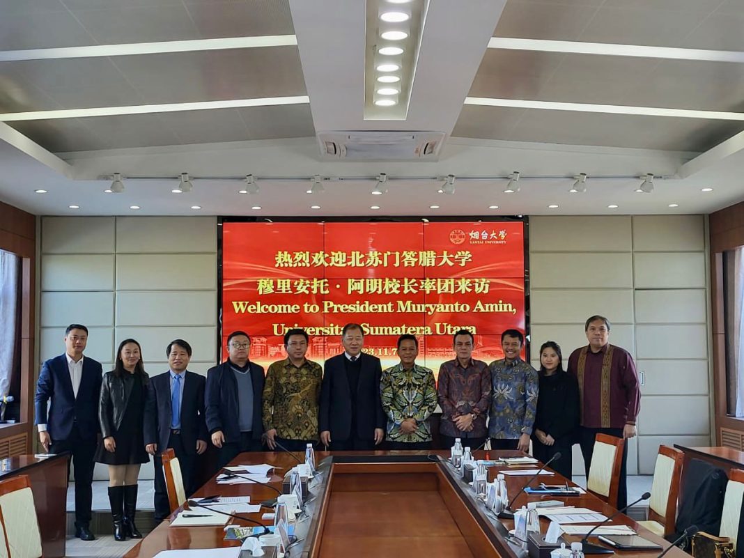 Memperkuat program internasionalisasi kampus, Rektor USU Prof Dr Muryanto Amin SSos MSi menghadiri undangan dari universitas di China untuk menjalin kolaborasi akademik, Senin-Selasa (6-7/11/2023) dan foto bersama. (Dok/USU)