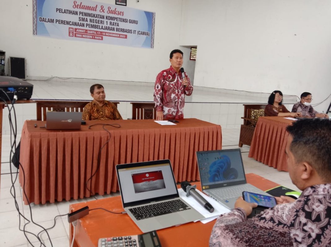 Kepala SMA Negeri 1 Raya Drs Dameanto Purba MSi membuka kegiatan pelatihan peningkatan kompetensi guru di Aula SMA Negeri 1 Raya, Kabupaten Simalungun, Jumat (17/11/2023).