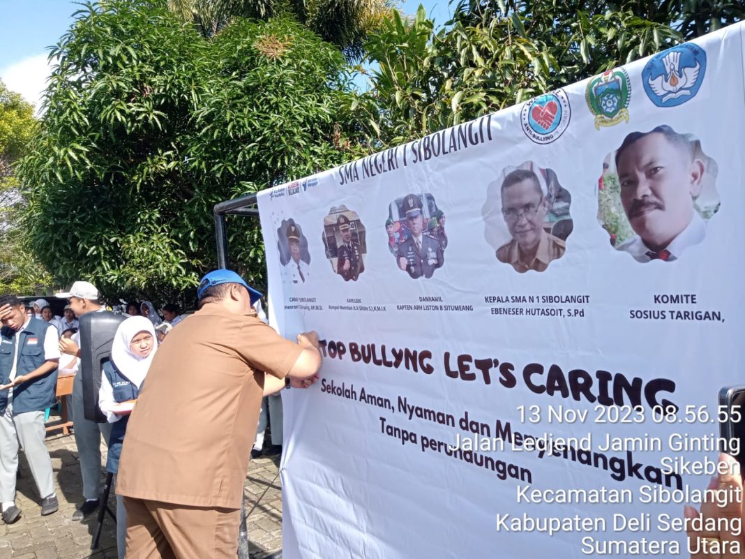 Camat Sibolangit Hesron Tarigan Girsang AP MSi melakukan penandatanganan anti roots perundungan di SMAN 1 Sibolangit, Senin (13/11/2023). (Dok/SMAN 1 Sibolangit)