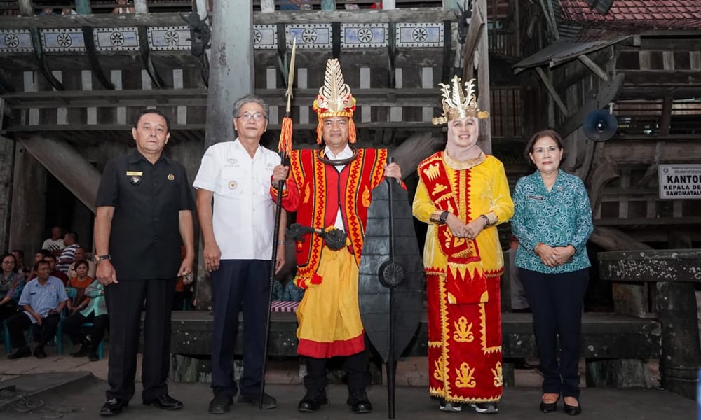 Pj Gubernur Sumut Dr Hassanudin bersama Pj Ketua TP PKK Sumut Dessy Hassanudin mengunjungi Desa Bawomataluo, Kabupaten Nias Selatan, Kamis (16/11/2023). (Dok/Kominfo Sumut)