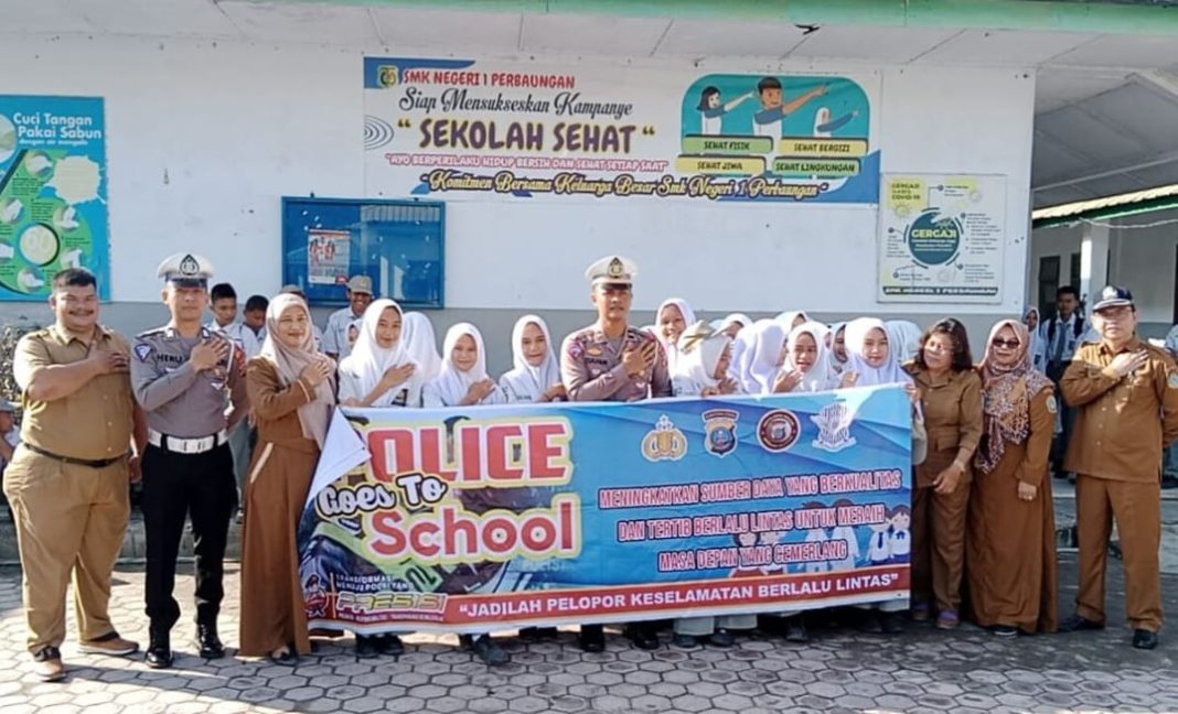 Usai memberikan arahan, Kanit Regident Satlantas Polres Sergai, Ipda Zulfan Ahmadi didampingi personel diabadikan bersama para guru dan pelajar saat menggelar police goes to school di SMKN 1 Perbaungan, Senin (20/11/2023). (Dok/Humas Polres Sergai)