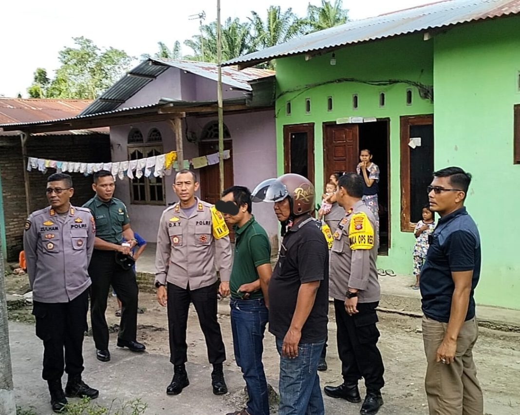 Kapolres Sergai AKBP Oxy Yudha Pratesta didampingi Wakapolres Sergai Kompol Damos C Aritonang melaksanakan GKN di wilayah hukum Dolokmasihul, dan berhasil mengamankan seorang terduga pengedar sabu di Dusun II, Desa Martebing, Kamis (9/11/2023). (Dok/Humas Polres Sergai)