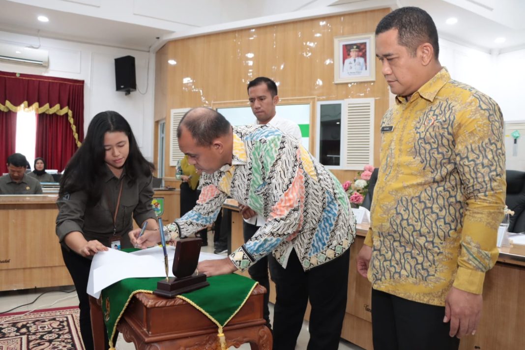 Bupati Sergai diwakili Sekda Sergai M Faisal Hasrimy disaksikan Kepala BPN Sergai Roni L Parningotan Sitanggang, dan Kanit Tipidkor Polres Sergai Ipda Cardio S Butar-butar menandatangani berita acara pelaksanaan Sidang PPL tahun 2023, Kamis (9/11/2023). (Dok/Kominfo Sergai)