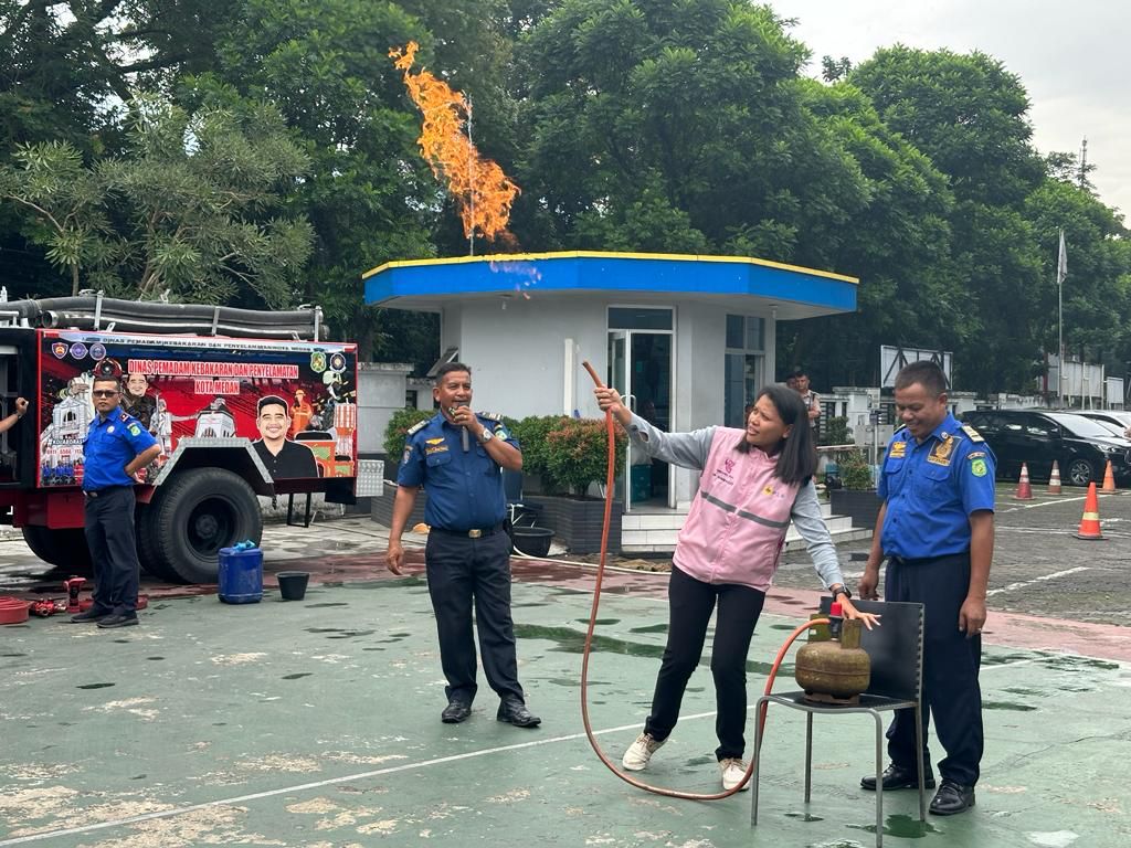 Srikandi PLN Lisa Simorangkir (Team Leader K3L dan Kam) yang memimpin langsung dan ikut membriefing sebelum melaksanakan praktik pelatihan khususnya untuk security. (Dok/PLN)