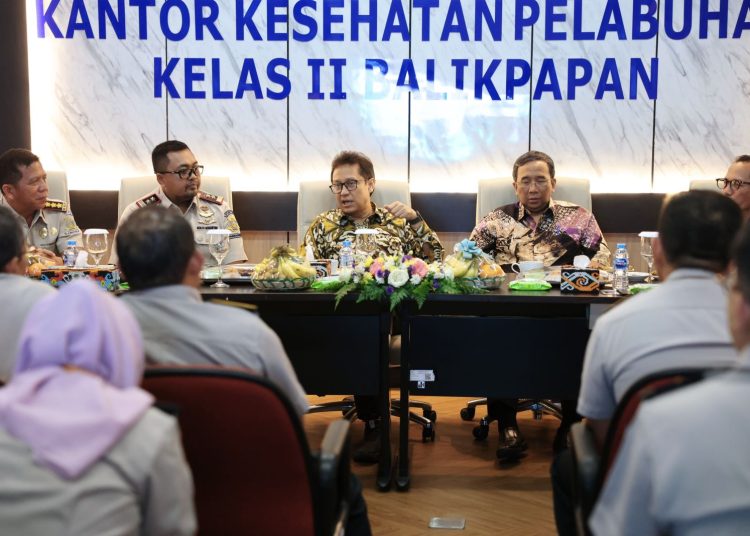 Menkes RI Budi G Sadikin saat berdialog dengan pegawai Kantor Kesehatan Pelabuhan Kelas II Balikpapan, Selasa (31/10/2023) sore. (Dok/Kemenkes RI)