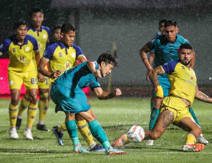 Duel Persita Tangerang lawan Barito Putera yang digelar di Indomilk Arena, Tangerang, Sabtu (4/11/2023) malam WIB dimulai dengan hujan deras yang mengguyur lapangan.