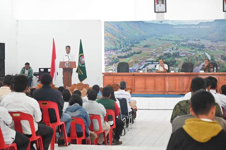 Asisten Pemerintahan dan Kesra Humbahas Jaulim Simanullang membuka Sosialisasi BPJS Ketenagakerjaan bagi perangkat desa di Aula Hutamas, Komplek Perkantoran Tano Tubu, Dolok Sanggul, Rabu (8/11/2023). (Dok/Kominfo Humbahas)