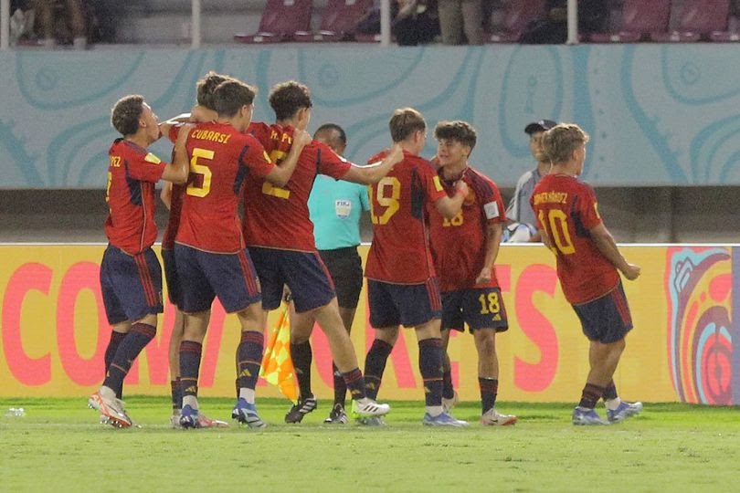 Timnas Spanyol U-17 merayakan gol Quim Junyent Casanova ke gawang Jepang U-17 di babak 16 besar Piala Dunia U-17 2023 di Stadion Manahan, Solo, Senin (20/11/2023) malam WIB.