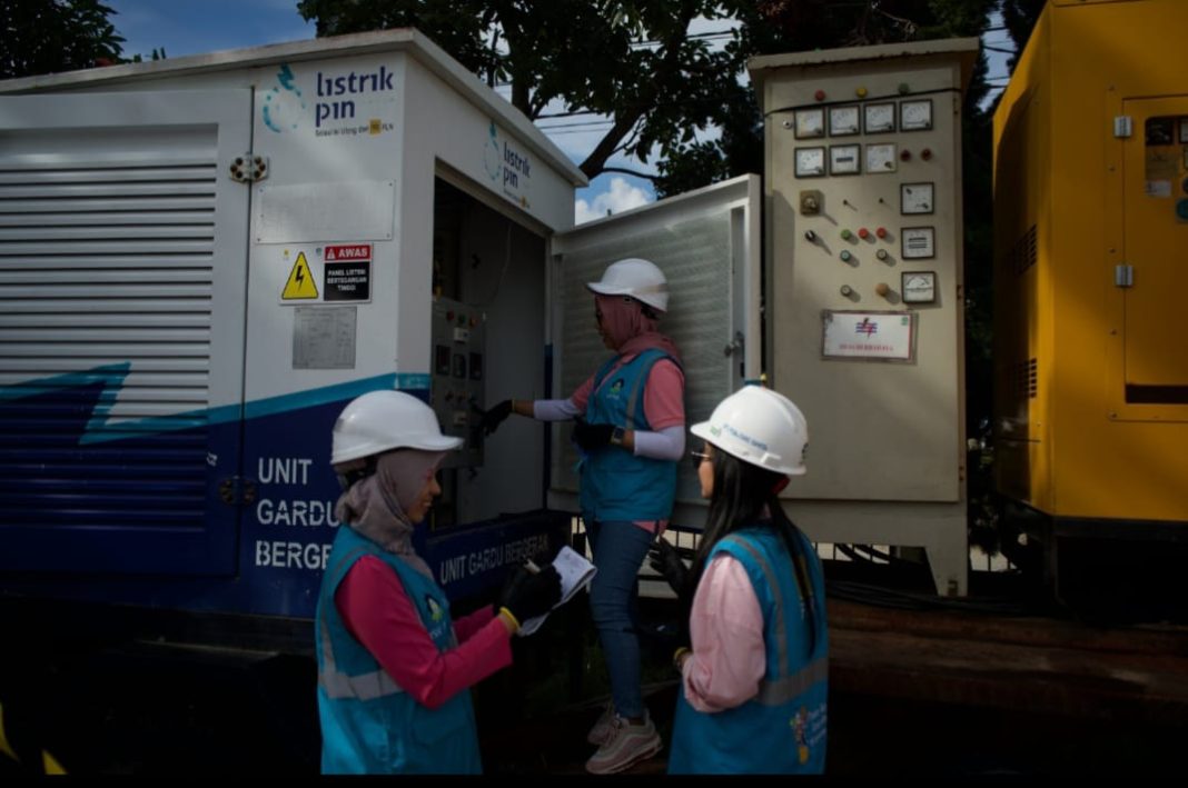 Srikandi PLN melakukan pengecekan terhadap UGB yang akan dipergunakan di venue Water Front City, Kabupaten Samosir, Rabu (15/11/2023). (Dok/PLN)