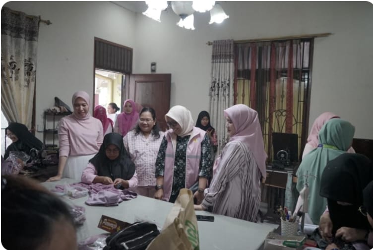Champion srikandi PLN UID Sumut Yessi Indra bersama volunteer srikandi sedang melihat peserta sedang menjahit di kursus pelatihan menjahit pakaian wanita Ervina, Jumat (3/11/2023).