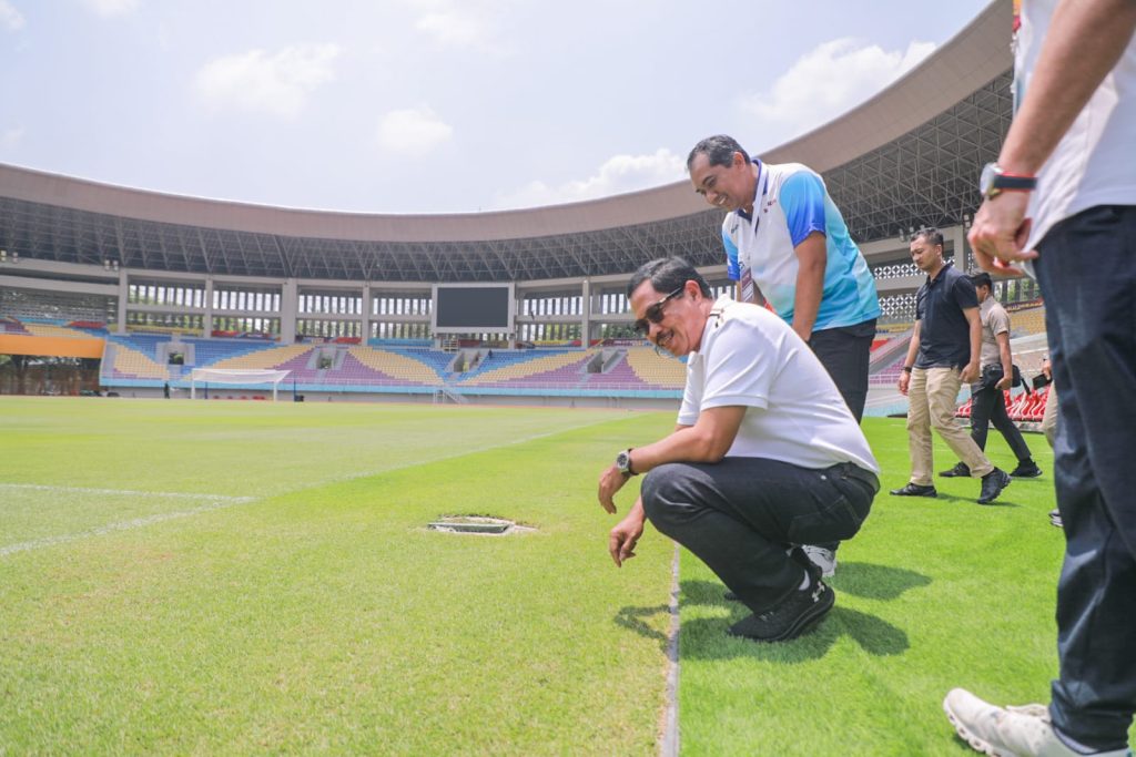 Pj Gubernur Jawa Tengah Nana Sudjana meninjau langsung kondisi infrastruktur dan sarana prasarana Stadion Manahan Kota Surakarta, Minggu (5/11/2023). (Dok/Kominfo Surakarta)
