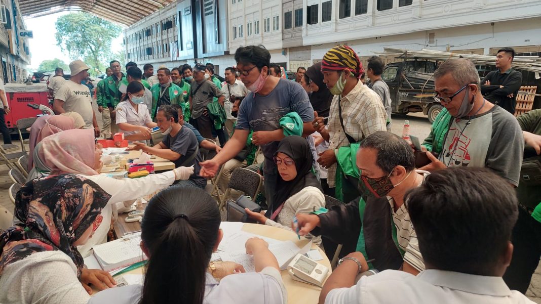 Pengemudi ojek online yang tergabung dalam aplikator Grab antusias melakukan skrining kesehatan di CBD Polonia Medan, Rabu (8/11/2023).