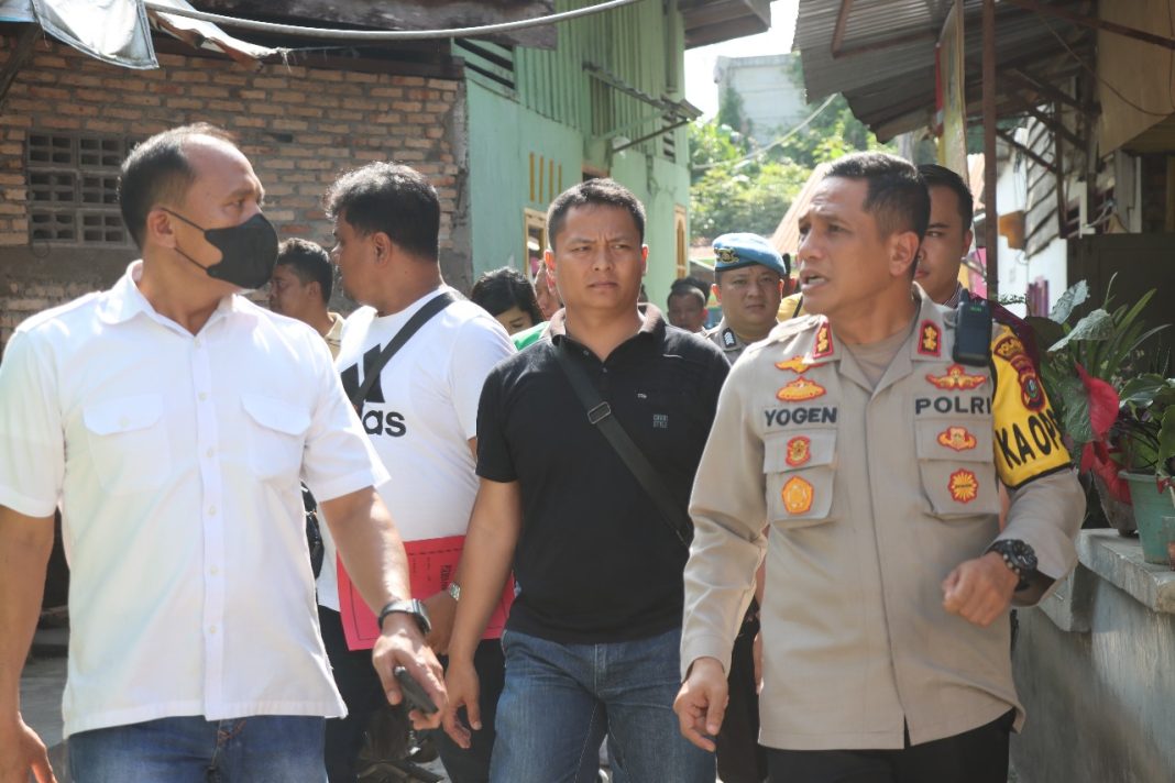 Kapolres Pematangsiantar AKBP Yogen Heroes Baruno memimpin tim petugas gabungan melaksanakan GKN di Jalan Wahidin Gang Bangsal, Kelurahan Melayu, Kecamatan Siantar Utara, Kota Pematangsiantar, Rabu (8/11/2023). (Dok/Humas Polres Pematangsiantar)