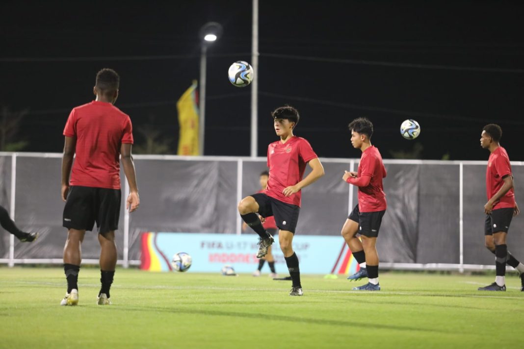 Tim U-17 Indonesia latihan pertama sesuai jadwal FIFA di Lapangan A Komplek Stadion GBT, Surabaya, Senin (6/11/2023) malam. (Dok/PSSI)