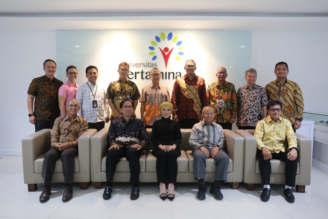 Foto bersama Dewan Penyantun, Badan Penyelenggara (Pertamina Foundation) dan Pimpinan UPER)